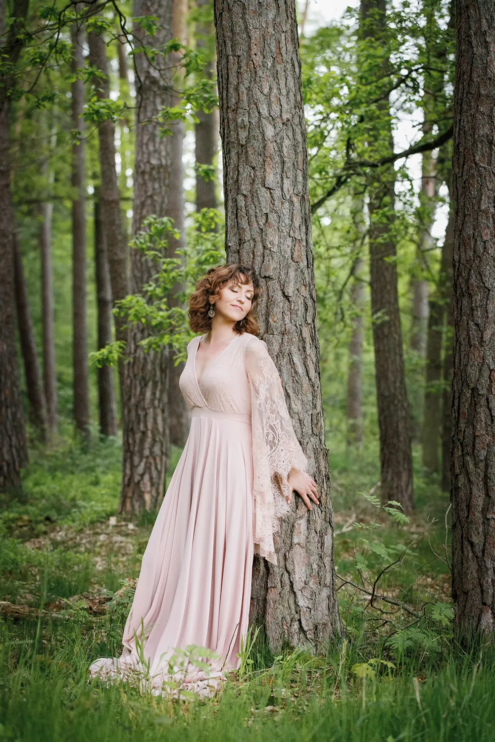 Jessica Walz an einem Baum im Wald